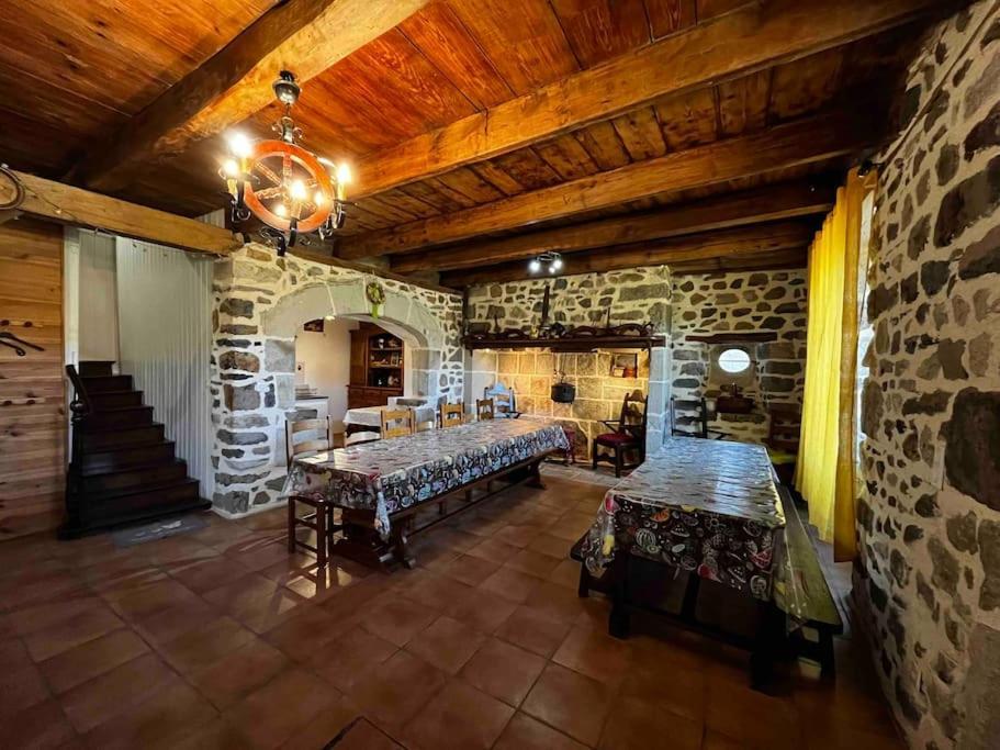 Gite A La Ferme Au Coeur De L'Auvergne Saint-Hippolyte  Exterior foto