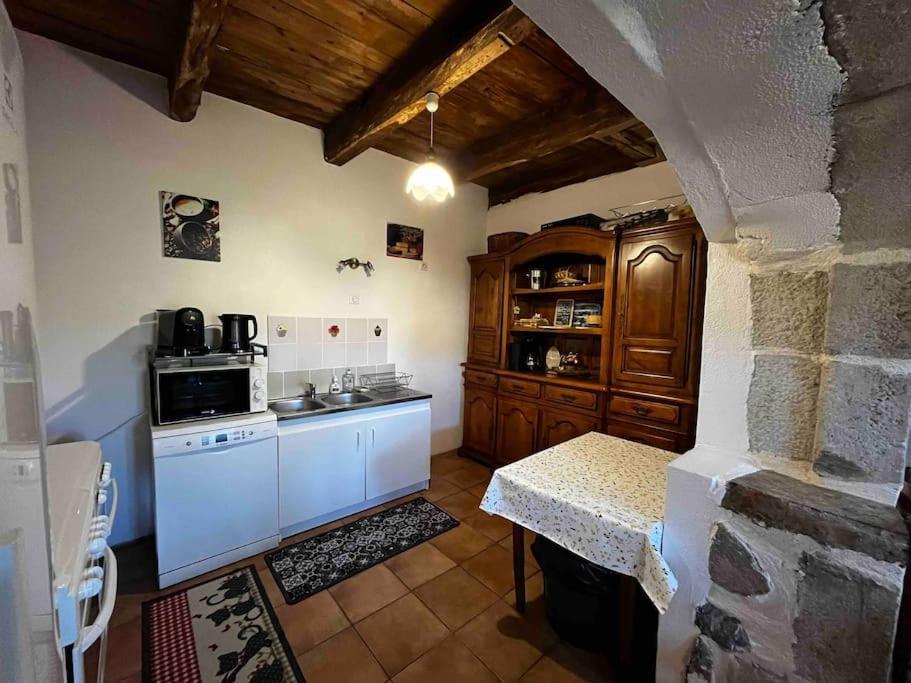 Gite A La Ferme Au Coeur De L'Auvergne Saint-Hippolyte  Exterior foto