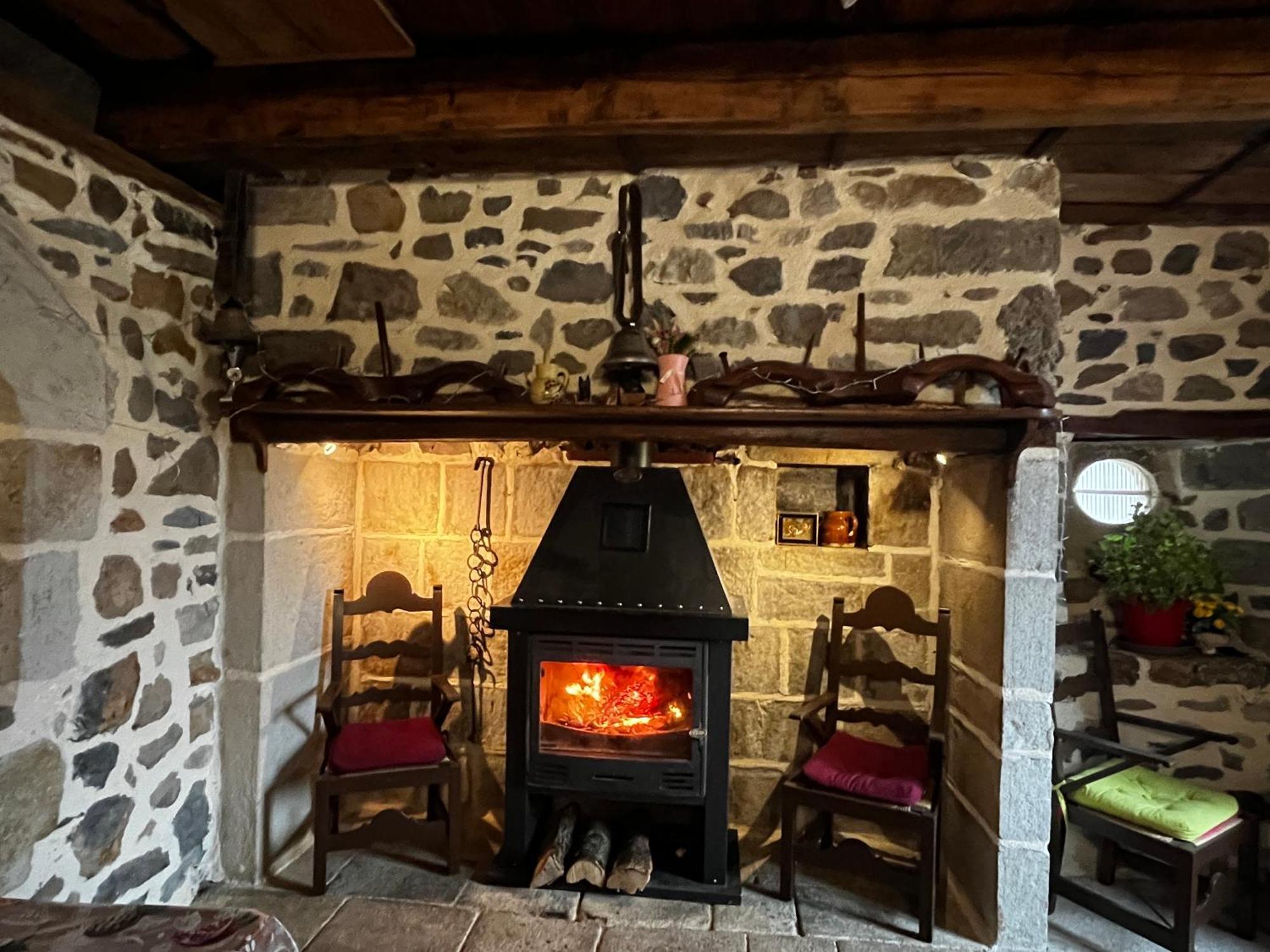 Gite A La Ferme Au Coeur De L'Auvergne Saint-Hippolyte  Exterior foto